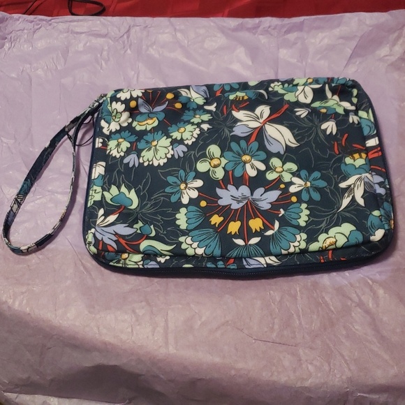 Vera Bradley lighten up wipes pouch 👝 - Picture 2 of 5